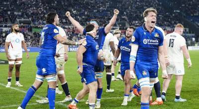 I giocatori Azzurri del rugby che esultano sul campo
